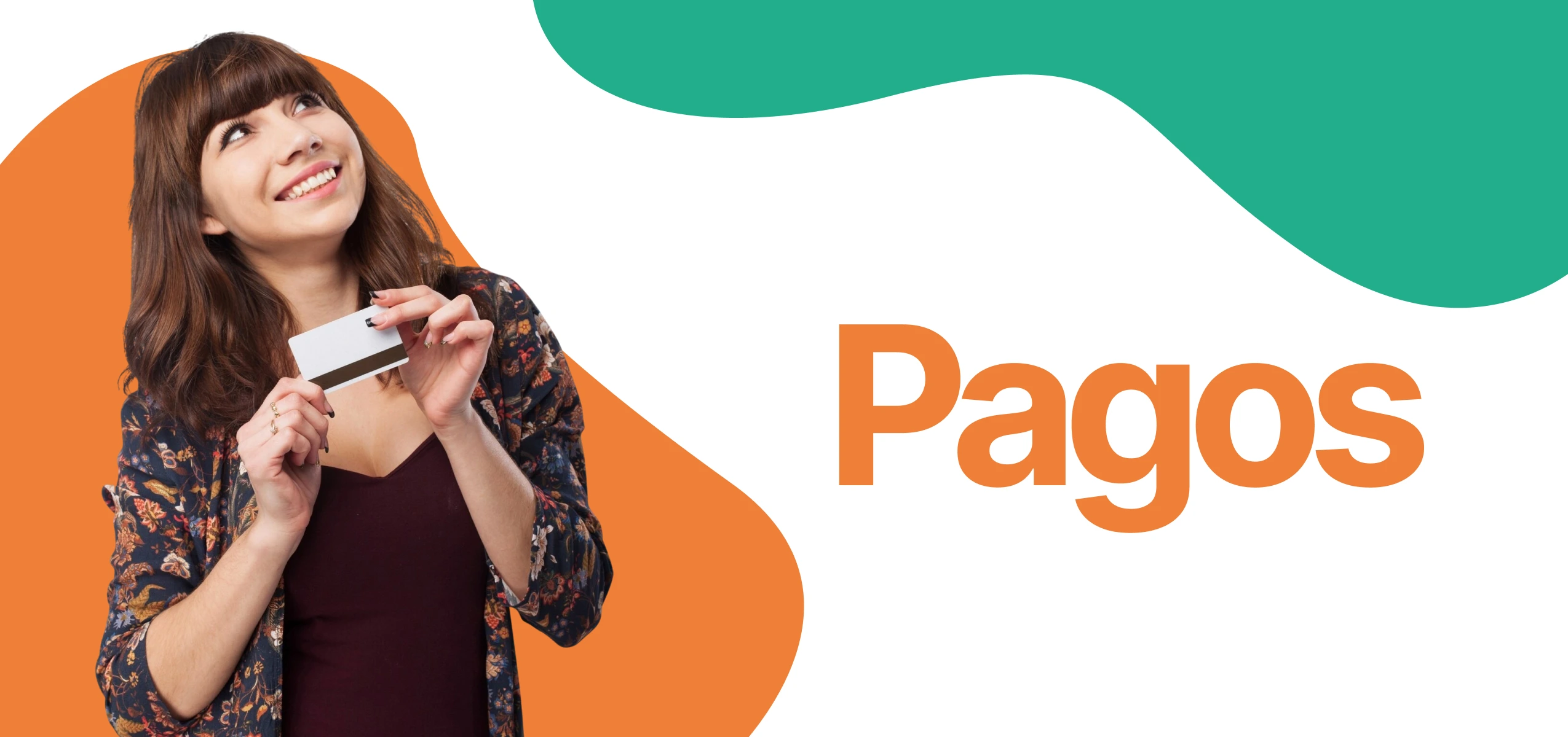 Persona con tarjeta de crédito referenciando el módulo de pagos en el sistema DENTIDESK Académico