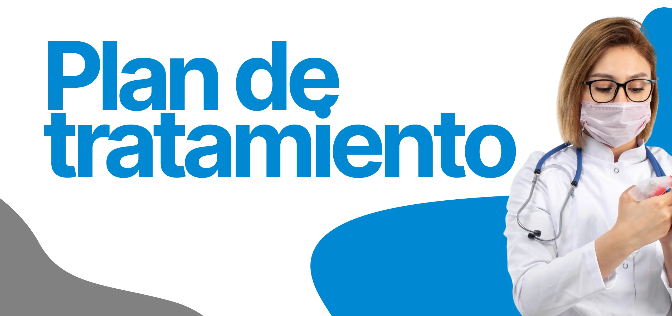 Profesional con insumos referenciando el plan de tratamiento en el sistema MEDICALDESK Académico