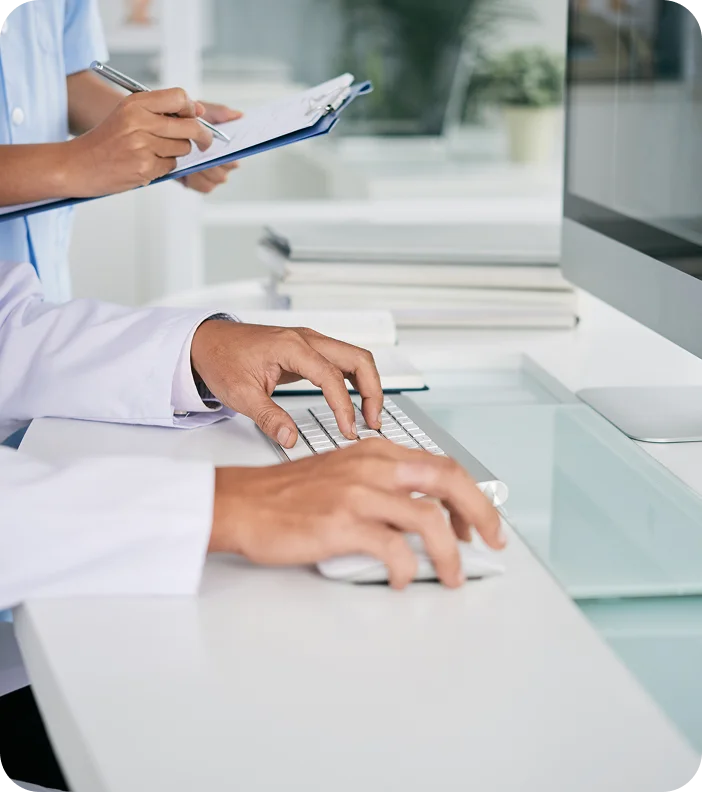 Médicos profesionales usando sistema en clínica